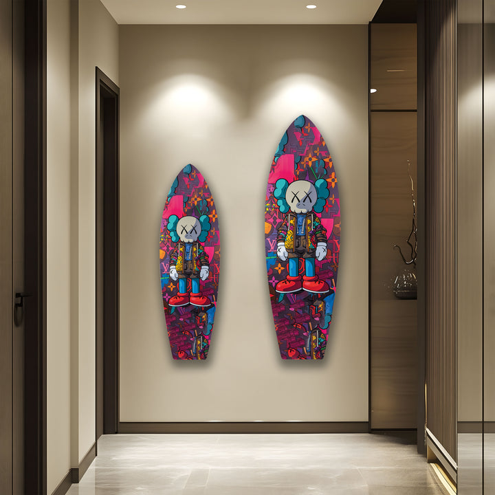 Von Kaws inspirierte Surfbrett-Wandkunst – Farbenfrohes Graffiti- und Figurendesign
