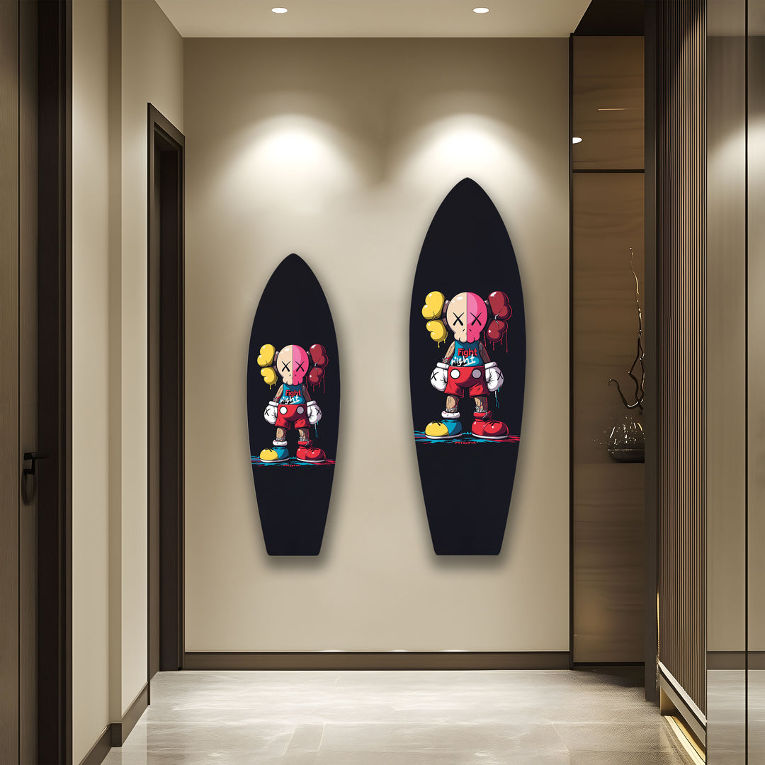 Von Kaws inspirierte Surfbrett-Wandkunst – Bunte Figurine &amp; Graffiti-Pop-Art