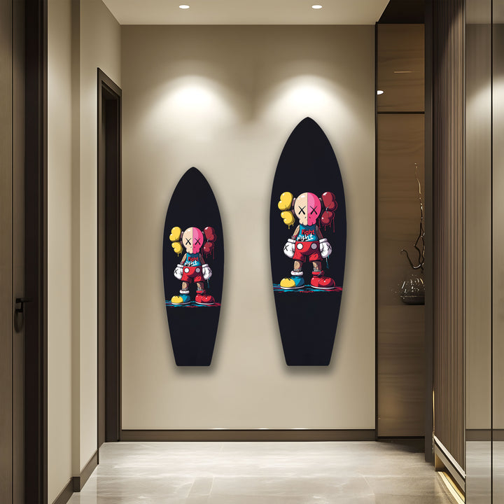 Von Kaws inspirierte Surfbrett-Wandkunst – Bunte Figurine &amp; Graffiti-Pop-Art