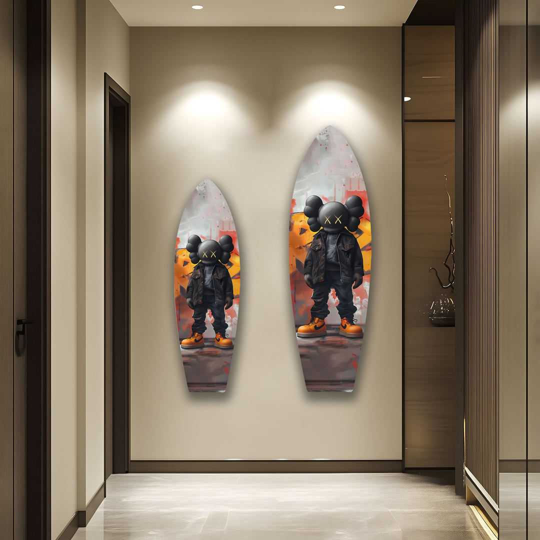 Von Kaws inspirierte Surfbrett-Wandkunst – Urbane Graffiti-Figur im mutigen Streetstyle