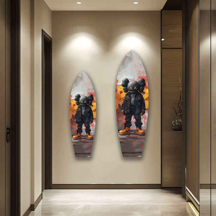 Von Kaws inspirierte Surfbrett-Wandkunst – Urbane Graffiti-Figur im mutigen Streetstyle