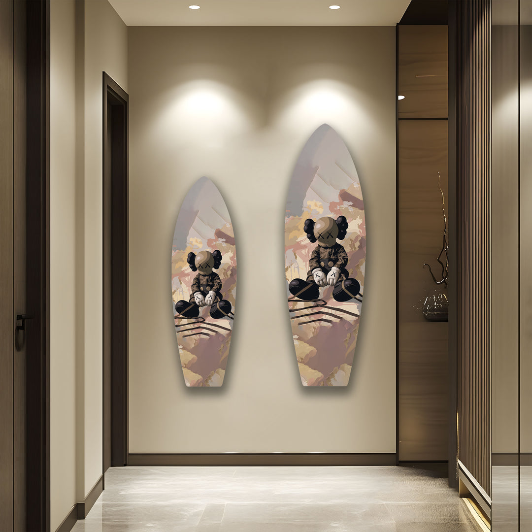 Minimalistische, von Kaws inspirierte Surfbrett-Wandkunst – Urban Street Figurine Design