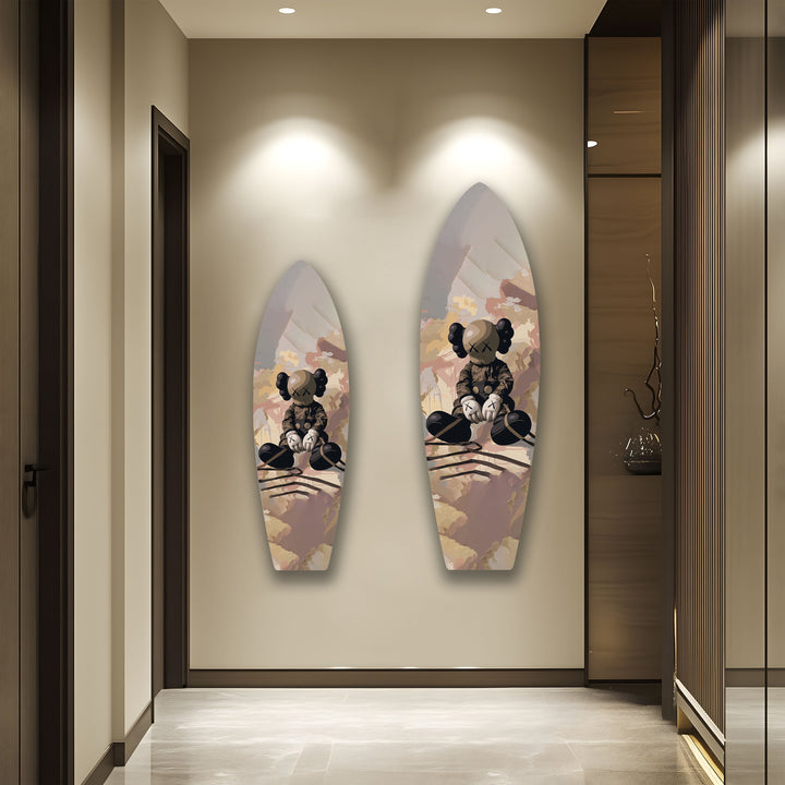 Minimalistische, von Kaws inspirierte Surfbrett-Wandkunst – Urban Street Figurine Design