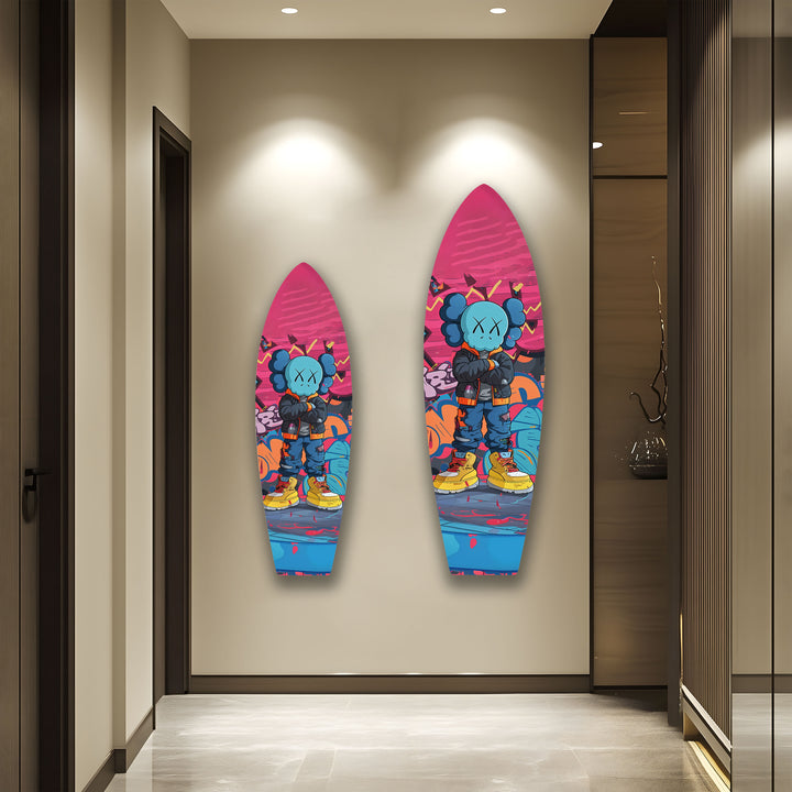 Von Kaws inspirierte Surfbrett-Wandkunst – Auffällige Graffiti-Figur und urbane Straßenkunst