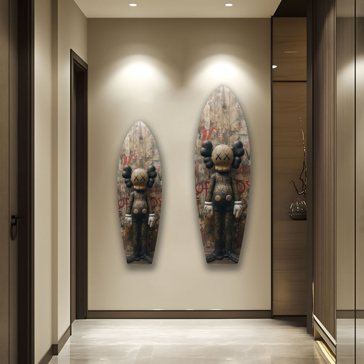 Von Kaws inspirierte Surfbrett-Wandkunst – Urban Graffiti &amp; Figurendesign