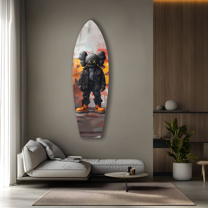 Von Kaws inspirierte Surfbrett-Wandkunst – Urbane Graffiti-Figur im mutigen Streetstyle