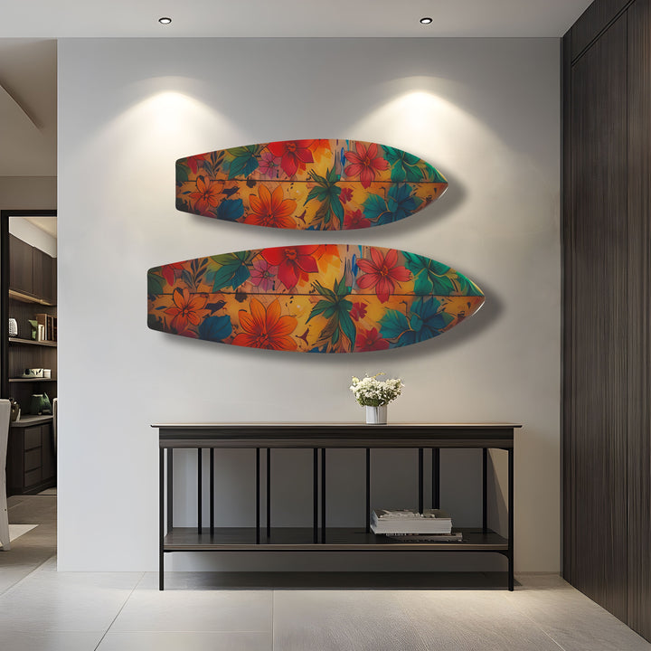 Wandkunst mit Surfbrett und blauen und roten Blumen