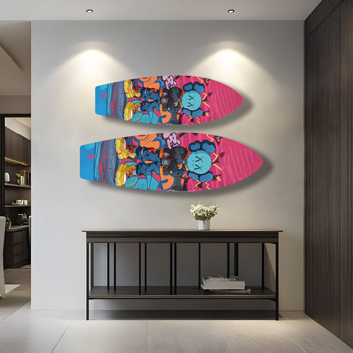 Von Kaws inspirierte Surfbrett-Wandkunst – Auffällige Graffiti-Figur und urbane Straßenkunst