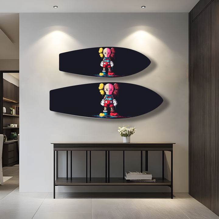 Von Kaws inspirierte Surfbrett-Wandkunst – Bunte Figurine &amp; Graffiti-Pop-Art