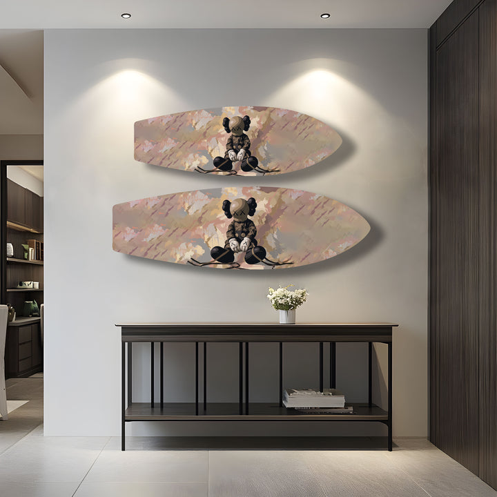 Minimalistische, von Kaws inspirierte Surfbrett-Wandkunst – Urban Street Figurine Design