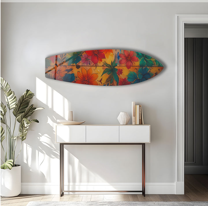 Wandkunst mit Surfbrett und blauen und roten Blumen