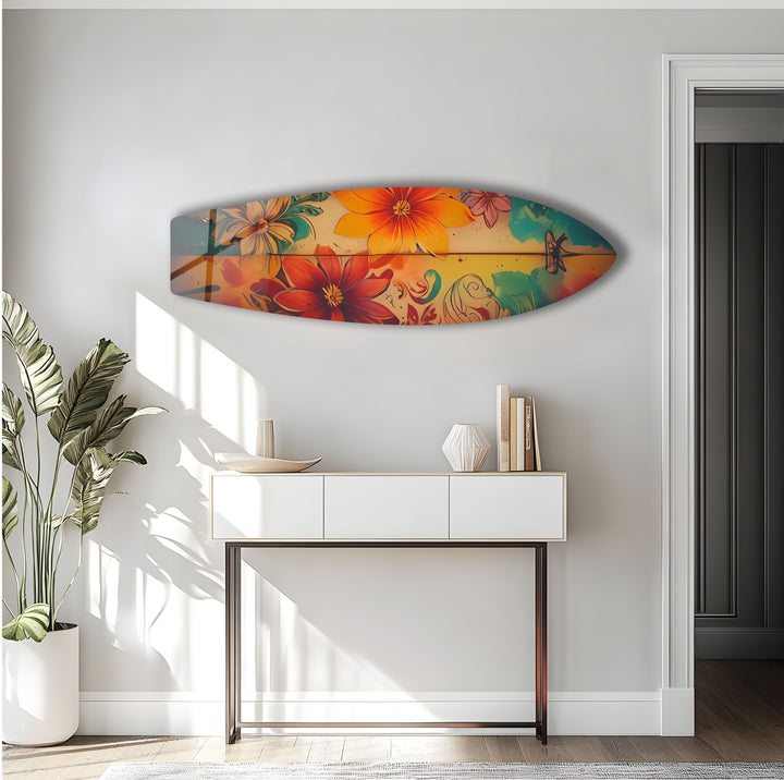 Wandkunst mit Surfbrett und roten und blauen Blumen
