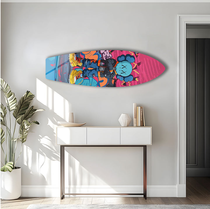 Von Kaws inspirierte Surfbrett-Wandkunst – Auffällige Graffiti-Figur und urbane Straßenkunst