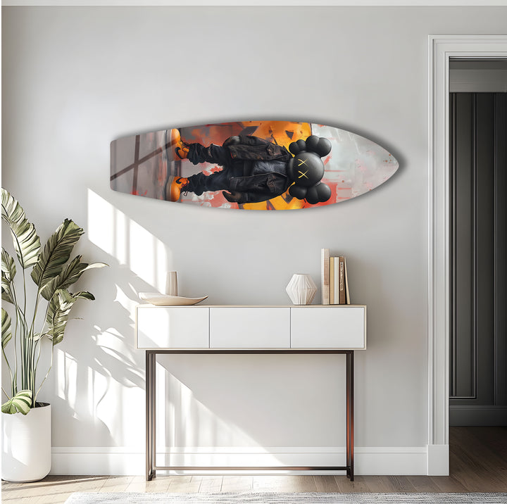 Von Kaws inspirierte Surfbrett-Wandkunst – Urbane Graffiti-Figur im mutigen Streetstyle