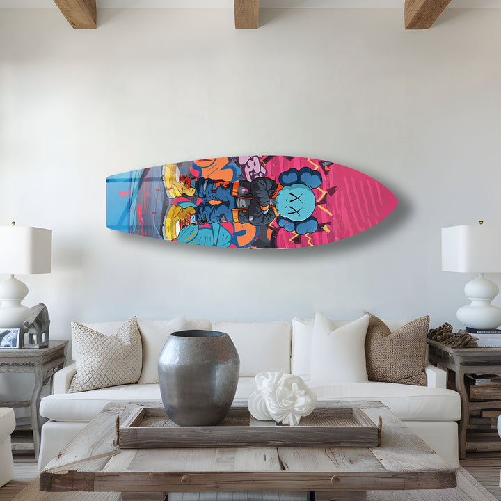 Von Kaws inspirierte Surfbrett-Wandkunst – Auffällige Graffiti-Figur und urbane Straßenkunst