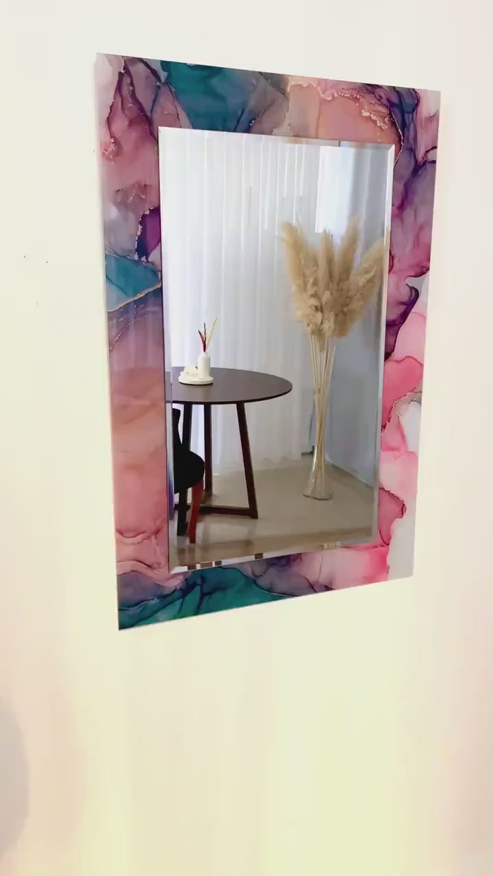 Abstrakter rosa Wandspiegel mit flüssiger Tinte