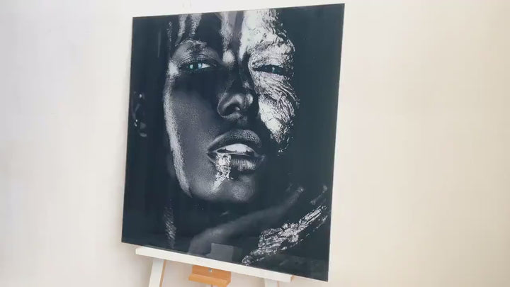 Wandbild aus Glas mit Frauenporträt in Schwarz und Silber