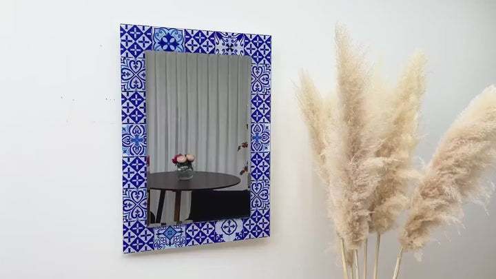 Marineblauer Wandspiegel mit Mosaikdesign