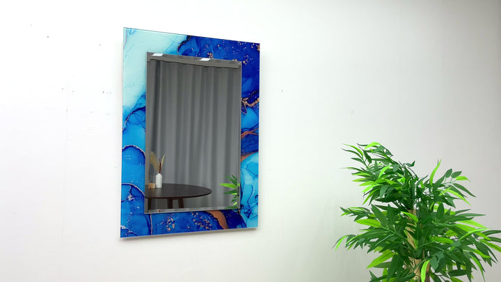 Gebeizter blau-weißer Wandspiegel