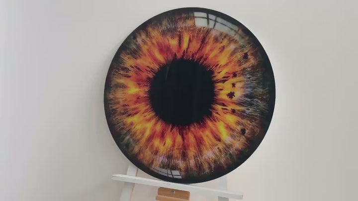 Runde Glaswandkunst mit orangefarbenem Auge
