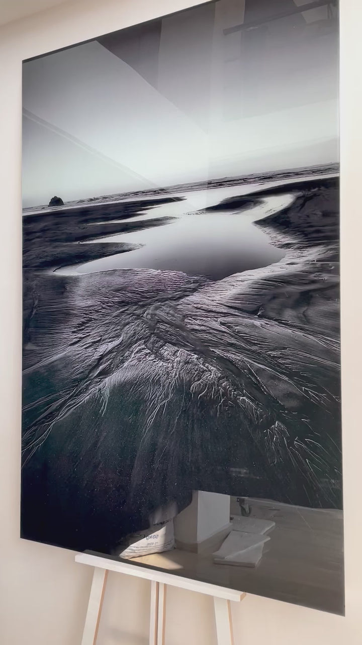 Schwarz-weiße Strandlandschaft als Wandbild aus Glas – Ein beeindruckender Blick aufs Meer