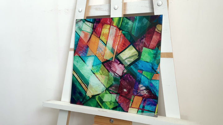 Bunt bemalte geometrische Glaswandkunst