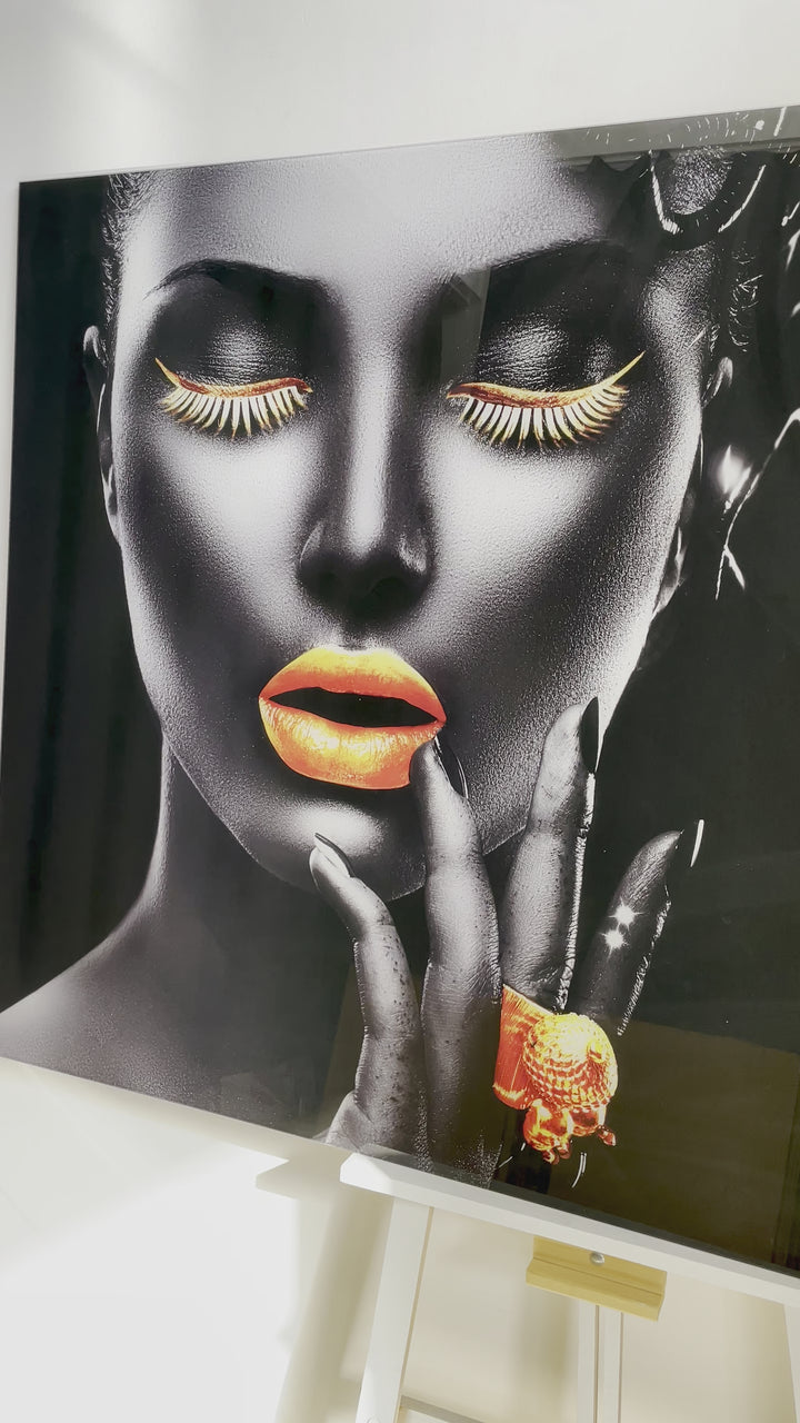 Glaswandkunst mit goldenen Lippen, Frauenporträt