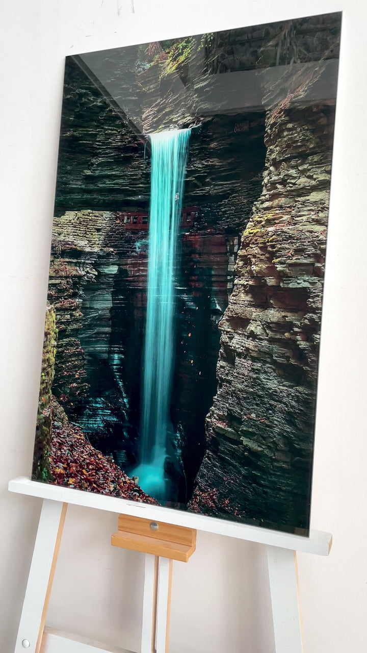 Mystische Wasserfallschlucht: Ein atemberaubender Landschaftskunstdruck auf Glaswandkunst