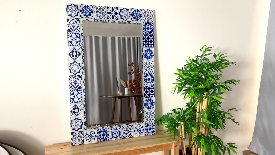 Weiße Wandspiegel im Mosaikdesign
