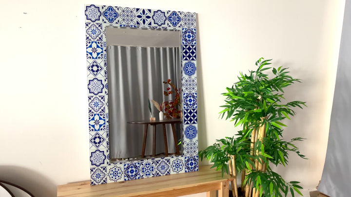 Weiße Wandspiegel im Mosaikdesign