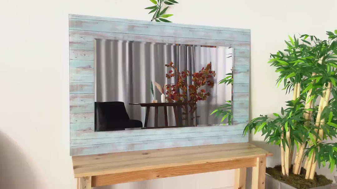 Weißer Wandspiegel im Holzdesign