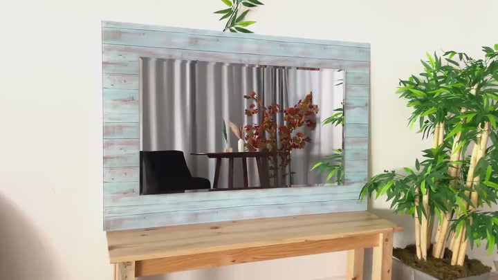 Weißer Wandspiegel im Holzdesign