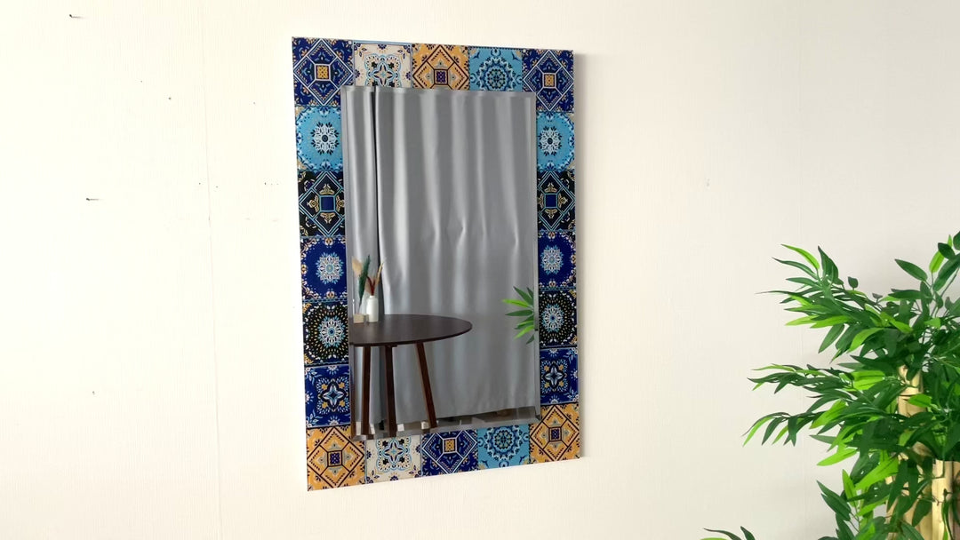 Marineblaue und gelbe Mosaik-Wandspiegel