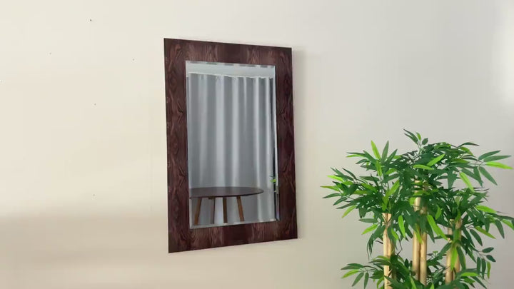 Wandspiegel im dunklen Holzdesign