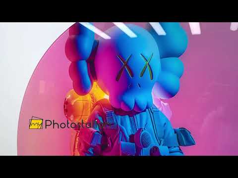 Kaws – Wanddekoration aus rosa und blauem Glas