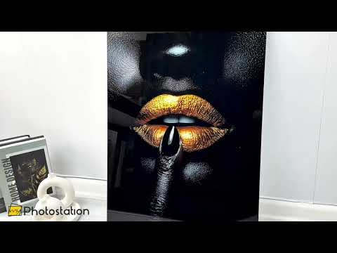 Schwarz-goldene Lippen als Wanddekoration: Ein auffälliges Design auf Glas