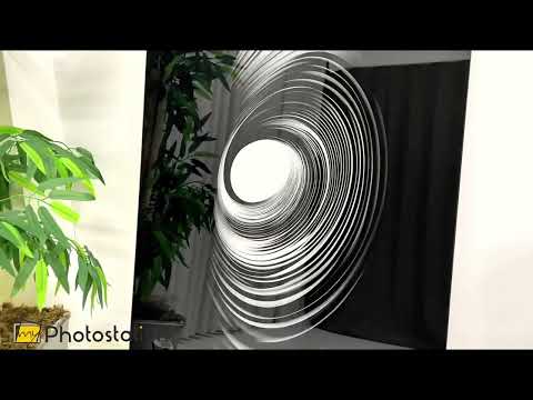 Schwarz-weiße Spiralwandkunst: Ein beeindruckendes abstraktes Design auf Glas