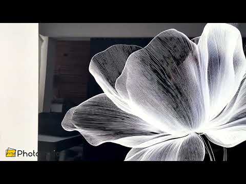 Leuchtende florale Eleganz: Schwarz-weiße Glaswandkunst