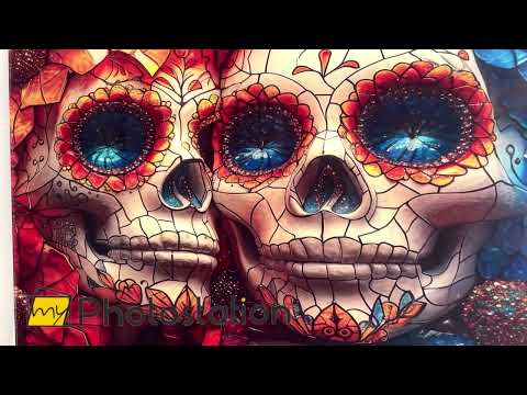 Orangefarbener und blauer Totenkopf-Wandschmuck aus Glas