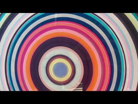 Abstrakte runde Glaswandkunst mit rosa Spiralen