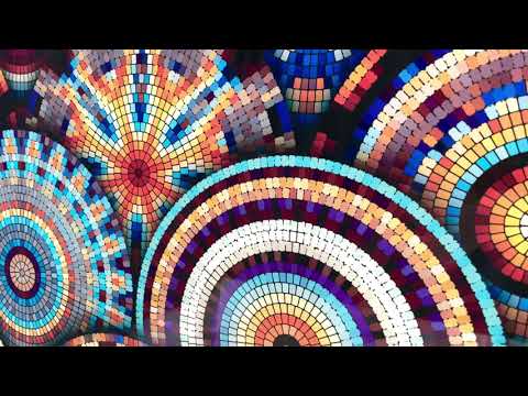 Wanddekoration aus Glas und Mosaikfliesen