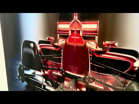 Wandbild aus Glas mit Formel-Auto in Schwarz und Rot