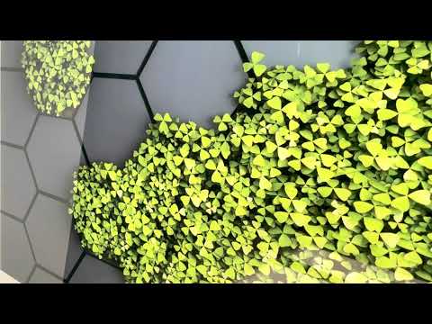 Sechseckige Wandkunst aus Glas mit grünen Blättern