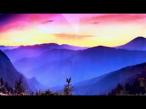 Mountain Sunset Meadow: Eine atemberaubende Landschaft auf Glaswandkunst