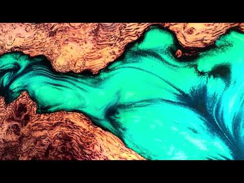 Abstrakte Glaswandkunst mit Kupfer-Epoxidmuster