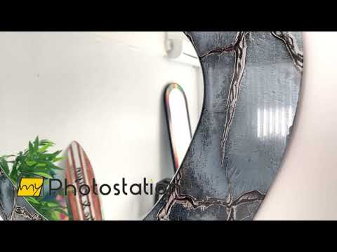 Grauer Metallic-Wandspiegel