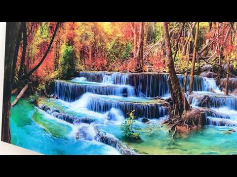 Wasserfall im Herbstwald Glaswandkunst