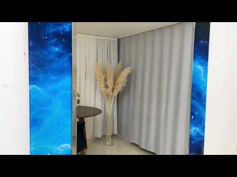 Abstrakter Wandspiegel in Schwarz und Blau