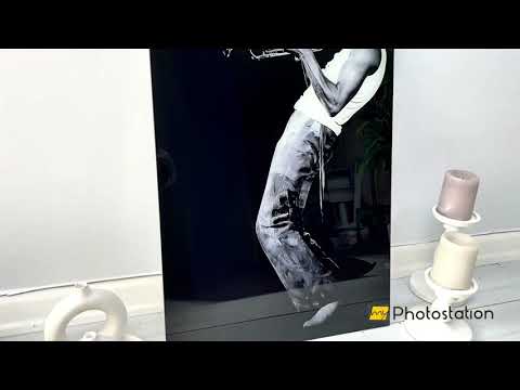 Schwarz-weiße Glaswandkunst „Milas Davis“ mit Musikermotiv