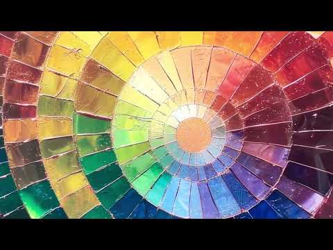Farbiger Kreis mit Regenbogen-Glaswandkunst